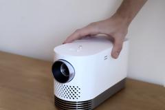Φωτεινός και φορητός laser προβολέας από την LG