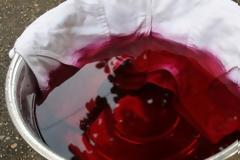 Χρησιμοποιήστε κόκκινο κρασί για να βάψετε τα υφάσματα
