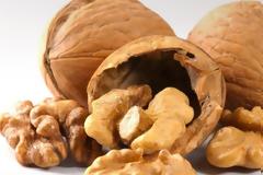 Πώς να καθαρίσετε το κέλυφος από τα καρύδια