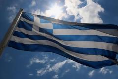 Αληταράδες κατέβασαν και έσκισαν την ελληνική σημαία από επιχείρηση [video]