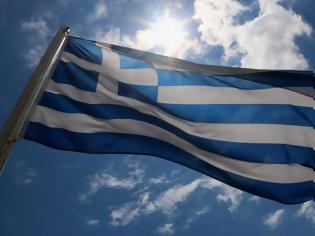 Φωτογραφία για Αληταράδες κατέβασαν και έσκισαν την ελληνική σημαία από επιχείρηση [video]