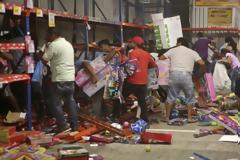 Έξαλλοι οι Μεξικανοί με την αύξηση της βενζίνης λεηλατούν καταστήματα