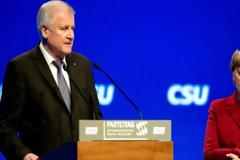 Η μεταναστευτική πολιτική «πριονίζει» την καρεκλά της Μέρκελ