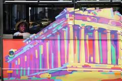 Τουρίστες από όλο τον κόσμο χαίρονται τον χειμωνιάτικο ήλιο της Αθήνας [video]