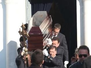 Φωτογραφία για ΘΡΗΝΟΣ στην κηδεία του Γιώργου Ασημακόπουλου... [photos]