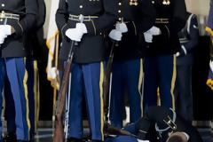 Στρατιώτης της Φρουράς των Τιμών σωριάστηκε στο πάτωμα μπροστά στον Ομπάμα... [photo]