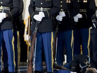 Φωτογραφία για Στρατιώτης της Φρουράς των Τιμών σωριάστηκε στο πάτωμα μπροστά στον Ομπάμα... [photo]
