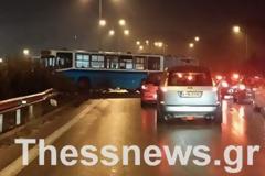 ΤΩΡΑ: Δίπλωσε λεωφορείο του ΟΑΣΘ στην περιφερειακή οδό Θεσσαλονίκης - Δειτε τις πρώτες εικόνες