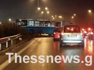 Φωτογραφία για ΤΩΡΑ: Δίπλωσε λεωφορείο του ΟΑΣΘ στην περιφερειακή οδό Θεσσαλονίκης - Δειτε τις πρώτες εικόνες