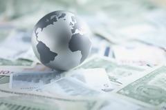 IFF: Ξεπέρασε το 325% του ΑΕΠ το παγκόσμιο χρέος το 2016