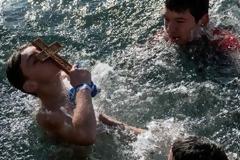 Εορτή των Θεοφανείων - Γιατί βουτάμε στο νερό για να πιάσουμε το σταυρό