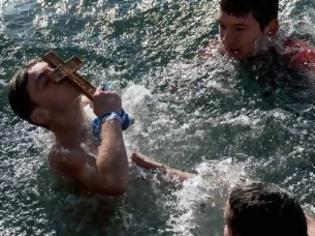 Φωτογραφία για Εορτή των Θεοφανείων - Γιατί βουτάμε στο νερό για να πιάσουμε το σταυρό