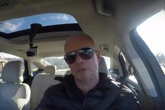 Τι θα γίνει άραγε αν πετάξεις το smart key του αυτοκινήτου σου έξω, την ώρα που το οδηγείς;