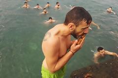 Θεοφάνεια: Συγκίνησε με τα λόγια του ο νεαρός που έπιασε τον σταυρό στα Χανιά