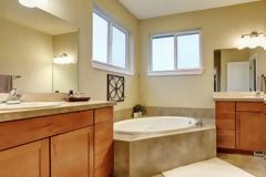 Ένα μπάνιο στο σπίτι; Πώς να το μοιραστείτε χωρίς να τσακωθείτε!