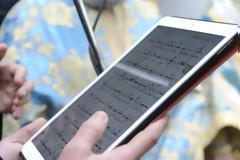 Ψέλνοντας στα Θεοφάνια μέσω… tablet