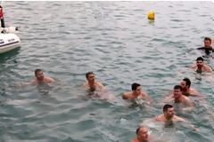 Κρήτη: Κολυμβητές σχημάτισαν τον Τίμιο Σταυρό