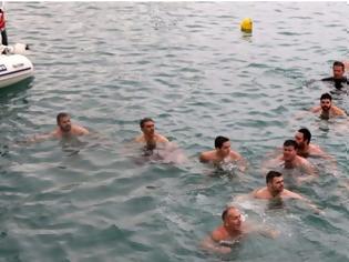 Φωτογραφία για Κρήτη: Κολυμβητές σχημάτισαν τον Τίμιο Σταυρό
