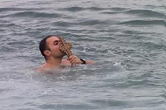 Κάτω από ψιλόβροχο, στα παγωμένα νερά του ακριτικού νησιού ο Καθαγιασμός των Υδάτων στην Μύρινα Λήμνου [photos]