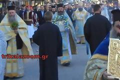 ΤΡΙΚΑΛΑ  - «Μάχη» στα παγωμένα νερά του ποταμού να πιάσουν τον τίμιο σταυρό