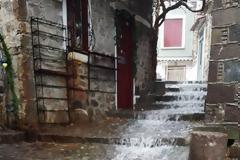 Καταιγίδα σαρώνει τον Μολυβο Λέσβου –Σε Ποτάμια μετατράπηκαν τα παραδοσιακά σοκάκια