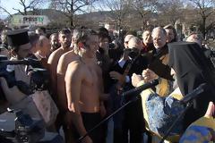 Ιωάννινα: Με λαμπρότητα ο εορτασμός των Θεοφανείων. Νεαρός από τη Χιλή έπιασε τον Σταυρό!