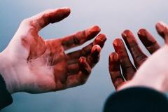 Τη μαχαίρωσε, την έδεσε σε δυο άγκυρες και την πέταξε στη θάλασσα