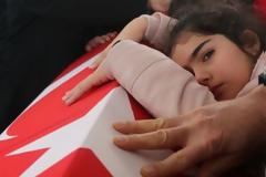 Τιμές ήρωα στον αστυνομικό που απέτρεψε μακελειό στη Σμύρνη