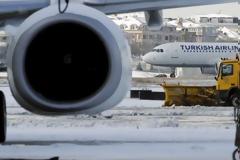 Χιονοθύελλα έχει παραλύσει την Κωνσταντινούπολη