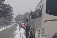 Πατρών - Κορίνθου: Σύγκρουση στα Σελιανίτικα - Αποκλεισμένα οχήματα μέσα στο χιόνι - Με δυσκολία η κυκλοφορία στην παλαιά εθνική [photos+video]