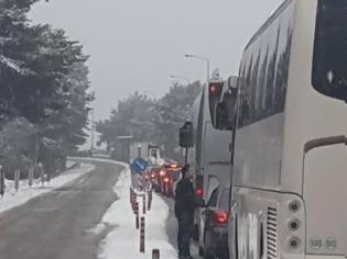 Φωτογραφία για Πατρών - Κορίνθου: Σύγκρουση στα Σελιανίτικα - Αποκλεισμένα οχήματα μέσα στο χιόνι - Με δυσκολία η κυκλοφορία στην παλαιά εθνική [photos+video]