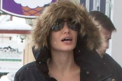 Μόνο η Αngelina Jolie θα μπορούσε να είναι τόσο κομψή με ντύσιμο για το χιόνι