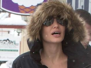 Φωτογραφία για Μόνο η Αngelina Jolie θα μπορούσε να είναι τόσο κομψή με ντύσιμο για το χιόνι