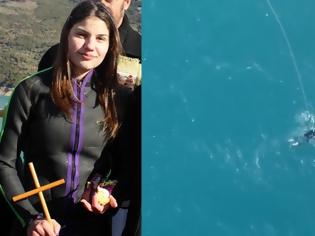 Φωτογραφία για Άγραφα: Η 16χρονη που βούτηξε στα παγωμένα νερά της Λίμνης Κρεμαστών