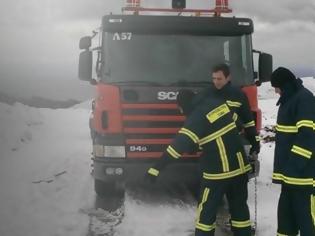 Φωτογραφία για Η Πυροσβεστική στην υπηρεσία των ασθενών που έχουν ανάγκη μεταφοράς μέσα στο χιονιά