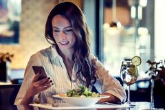 Τι της αρέσει και τι την ξενερώνει στα SMS σου