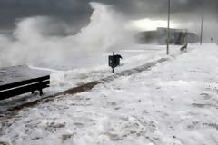 Χιονοστιβάδα ταπροβλήματα - Κλειστοί δρόμοι, περιοχές ολόκληρες στο σκοτάδι και τα σχολεία