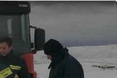 ΚΡΗΤΗ: Πήγαν στα χιόνια χωρίς… αλυσίδες και κόλλησαν – Έτρεχε η πυροσβεστική