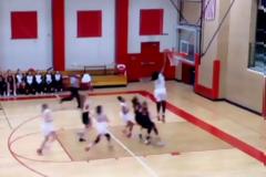 Κάρφωμα με το ένα χέρι από...15χρονη αθλήτρια!