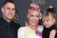 Pink: Η πρώτη της εμφάνιση μετά τη γέννα και οι φωτογραφίες με τον γιο της είναι απλά μαγευτικές