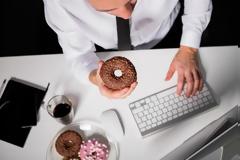 Τα κεράσματα στη δουλειά βλάπτουν σοβαρά την υγεία