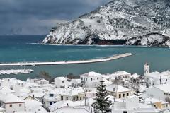 Καιρός: Σε κατάσταση έκτακτης ανάγκης Κύμη, Αλόννησος, Σκόπελος – Στο 1,5 μέτρο το χιόνι, χωρίς νερό, ρεύμα και τηλέφωνο