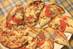 Η συνταγή της Ημέρας: Πίτες με μαστέλο Χίου, ψητή γαλοπούλα και ζαμπόν