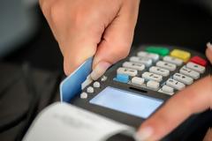 Υποχρεωτικά POS σε γιατρούς, δικηγόρους, υδραυλικούς και ηλεκτρολόγους