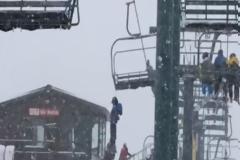 Βίντεο – σοκ: Παιδί κρεμάστηκε από το λιφτ σε χιονοδρομικό κέντρο! Η συνέχεια θα σας συγκλονίσει…