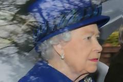 Στα μπλε η Βασίλισσα Ελισάβετ στην πρώτη της εμφάνιση μετά το κρυολόγημα