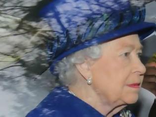 Φωτογραφία για Στα μπλε η Βασίλισσα Ελισάβετ στην πρώτη της εμφάνιση μετά το κρυολόγημα