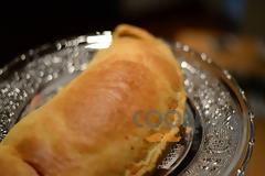 Η συνταγή της Ημέρας: Καλτσόνε με φύλλο σφολιάτας και γέμιση ζαμπόν τυρί