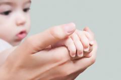 Κάθε λίγο και λιγάκι πέφτω από τα σύννεφα και δεν είσαι εδώ να με σηκώσεις, μαμά