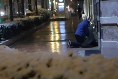 Απανθρωπιά και ντροπή: Δημοτικός υπάλληλος πέταξε στο δρόμο άστεγους, επειδή...